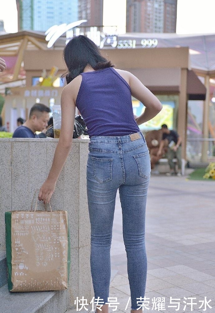 展现出|街拍:穿着牛仔裤的一举一动,都能展现出别样精彩!