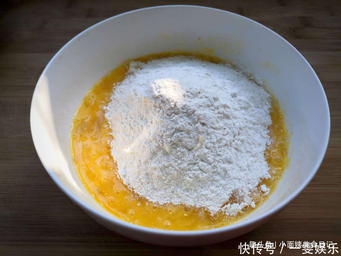 最近面包这个做法火了，家里烤箱都用不上，金黄香甜，松软又拉丝