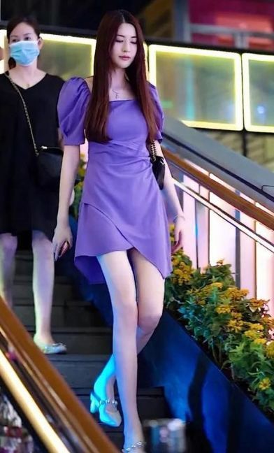 豹纹|街拍：黑色衬衫搭配豹纹短裙，红发妹子的特殊性感，这身材也绝了