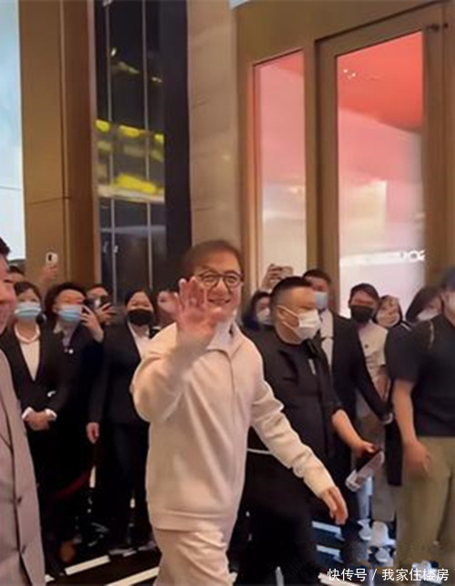 买房|成龙花2000万买房?细心的网友:开发商送的!