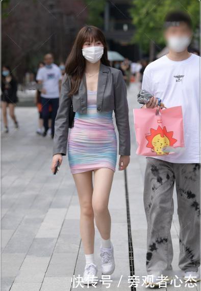 五颜六色连衣裙外搭灰色西装,迷你服的设计,温柔可爱