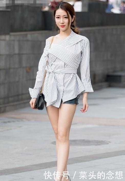 不同年轻段的女人穿衣也不同,有人爱性感打扮,有人爱减龄打扮!