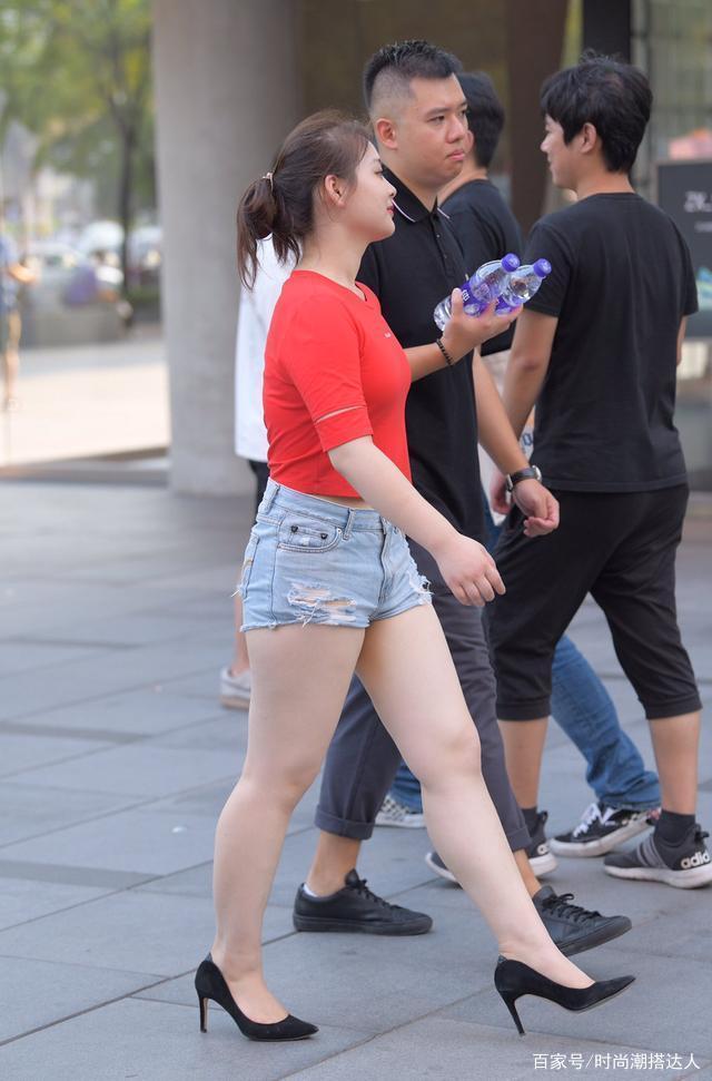 a495|微胖女生的初秋穿搭,“肉肉”没有丝毫隐藏,反而自信秀出来