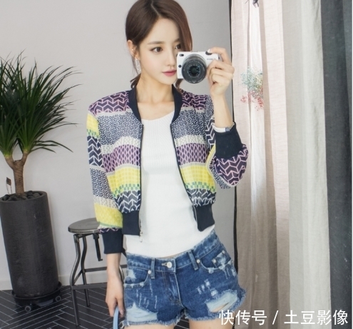 身姿俏丽|气质不俗的热裤小姐姐,凸显迷人大长腿,真性感!