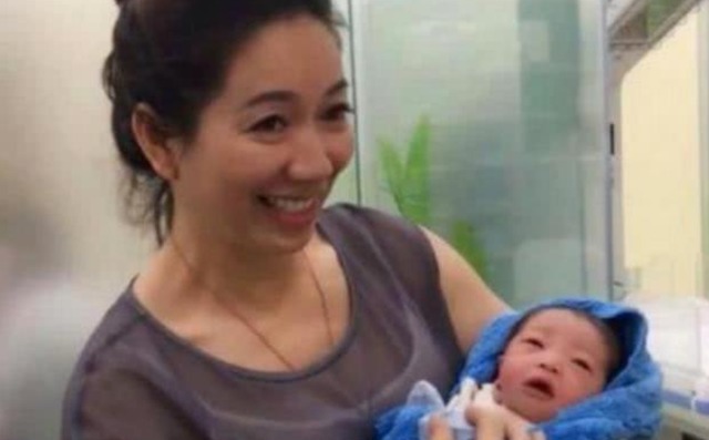 小宝宝|“最美外婆”产房外走红,风头盖过孙子,运动成就了她