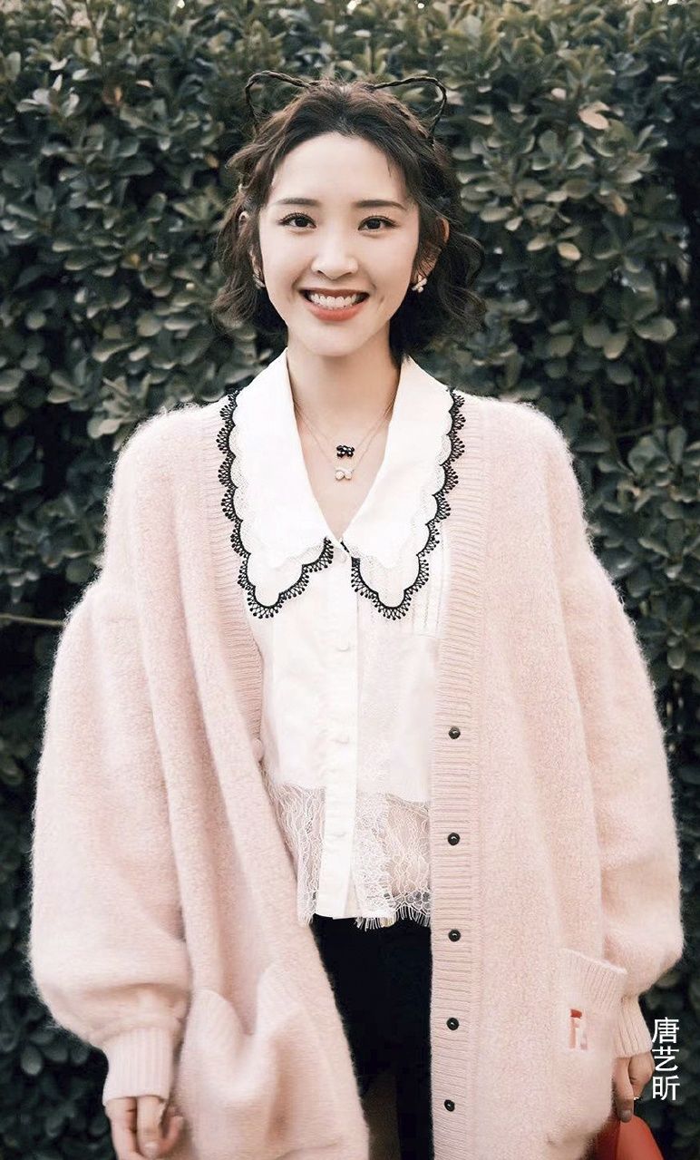 又到了穿针织开衫的季节啦，快来偷师同款穿衣经！