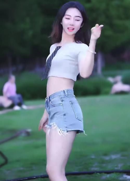 佳人|“一家亲”的修身牛仔裤,草地奔放热舞的清纯女神,网友美景佳人