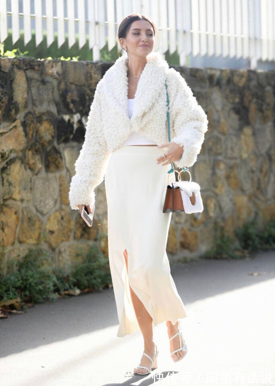 面料 今年的大衣流行带“毛毛”,穿着保暖又显贵,女人上了年纪也能穿