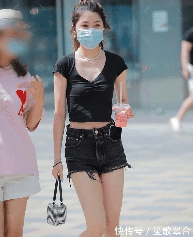 性感 将牛仔裤穿出高级感,精致配饰少不了,温婉时尚性感贵气