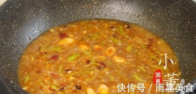 搅拌均匀|豆皮不要再凉拌了,加1块肉,1把豆芽,香辣开胃又下饭