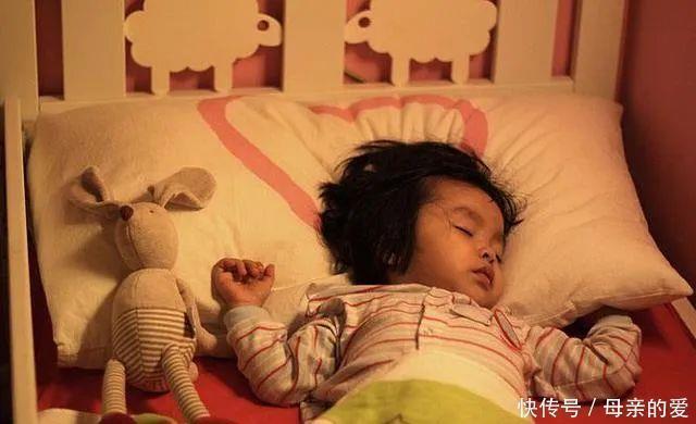 爸妈|一家四口睡姿火了,看的出来爸妈是真爱,两个孩子是意外