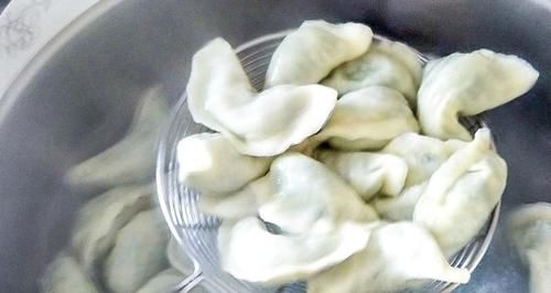  煮饺子水开才下锅大错特错，这1步做对了，饺子香嫩不破皮