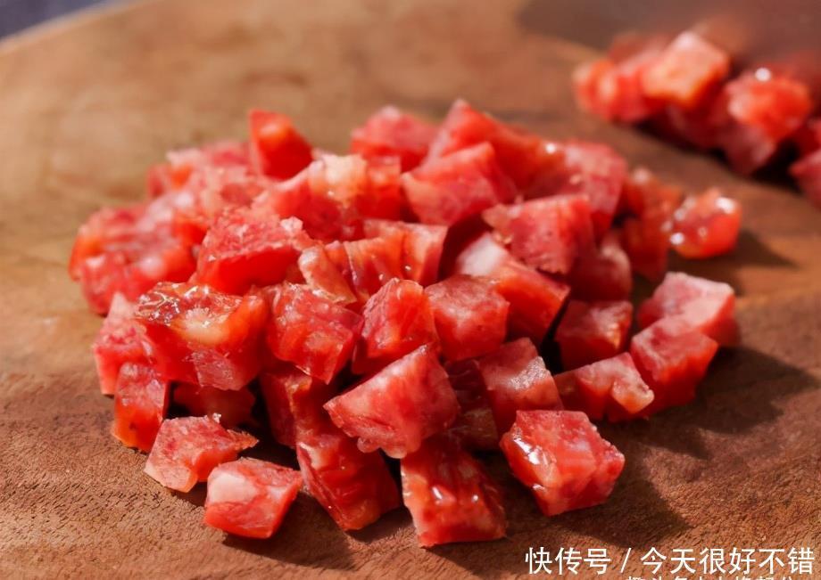 适合冷天吃的懒人饭,把菜和大米一锅焖,省时省事还方便,真好吃