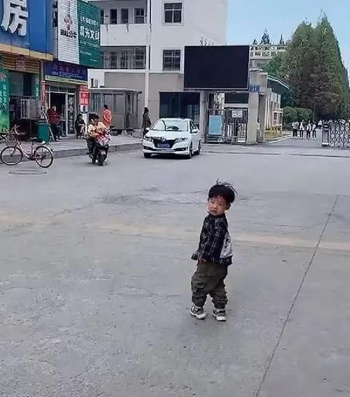 骑士|心碎现场!弟弟校门口骑士跪迎姐姐却被忽略,家长:姐姐太害羞