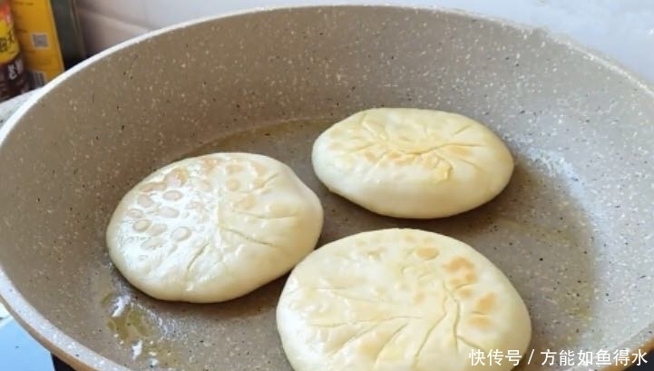 老妈教你烙糖饼,酥脆筋道,个个起鼓,时间久了也不硬,特好吃