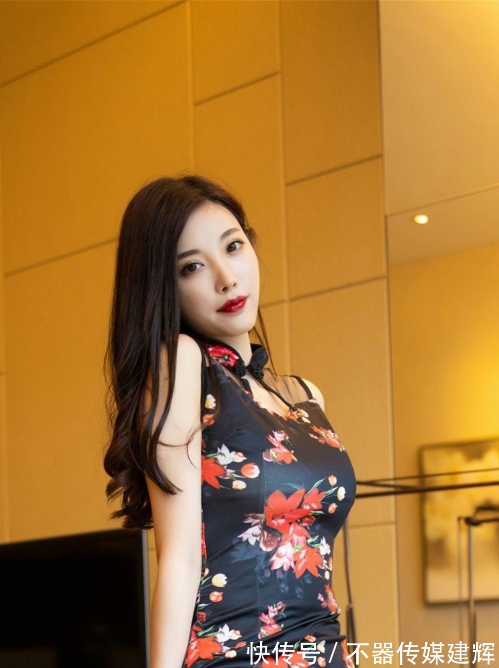 气息|旗袍增加华丽的奢华气息,既体现了东方传统的韵味,又有着时尚感