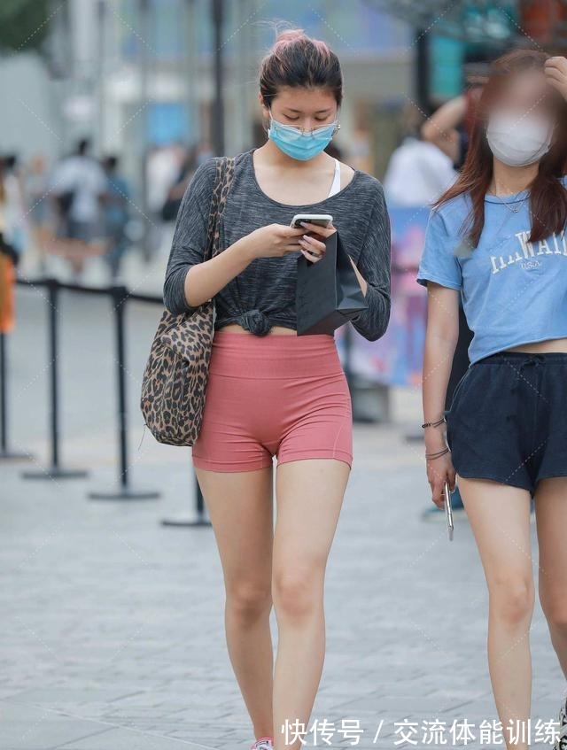 搭配 深色上衣搭配同色短裤，清爽又显时尚的搭配！
