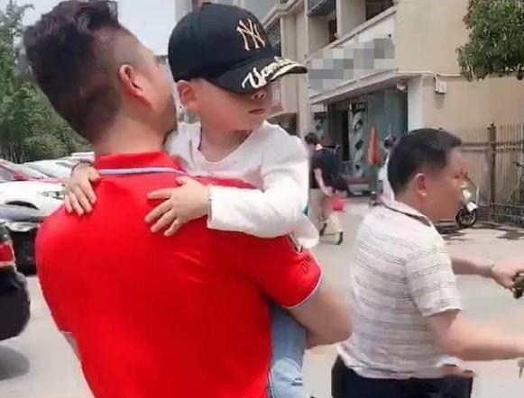 遛娃|“冻龄爷爷”走红,楼下遛娃被误认为是孩子爸爸,网友:真时髦