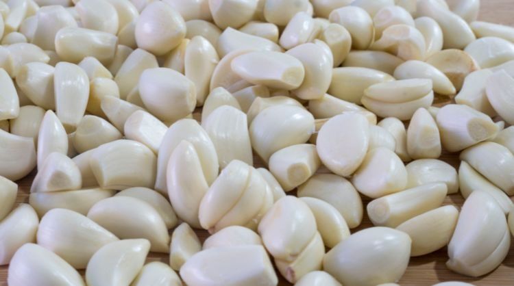 泡腊八蒜用什么醋？教你3个技巧，1晚变绿，酸辣爽脆，放1年不坏