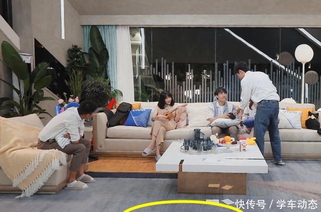 女1在男嘉宾前装可怜,耍心机“栽赃”钟钟不愧是绿茶鼻祖