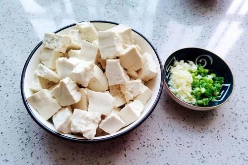 豆腐|夏季吃凉粉不如吃它，买来一掰一焯，无油低脂，简单省时又好吃