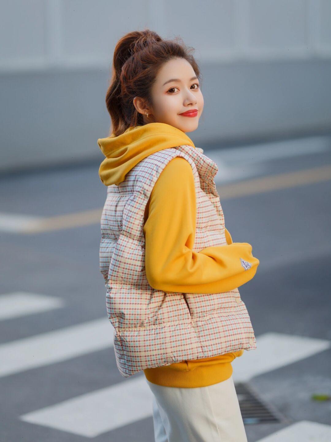 无袖 不知道换季怎么搭?入手一件“羽绒马甲”搭配长裤,女神范十足!