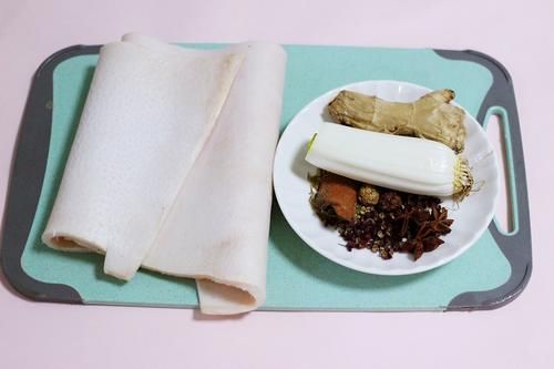  皮冻怎么做才能像饭店一样好吃，牢记2点，皮冻硬挺不碎，还不腥