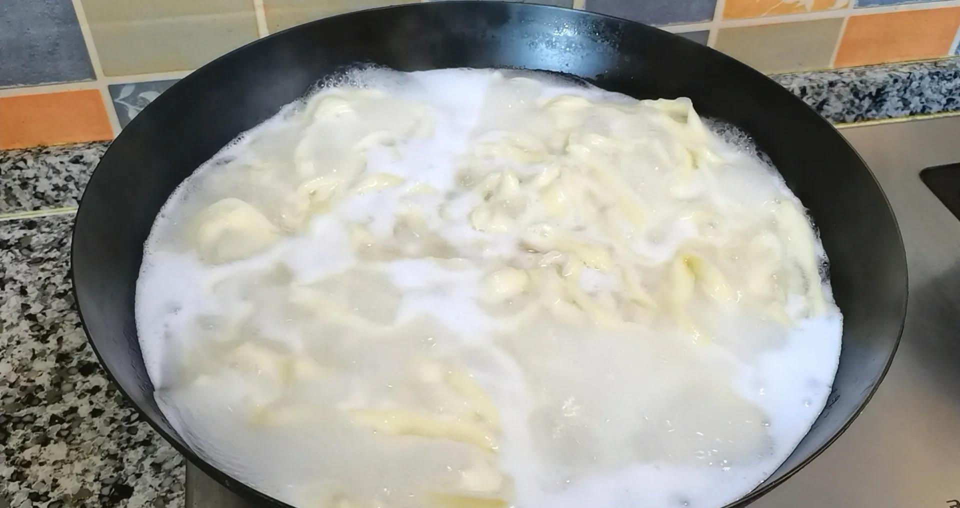 鸡腿炒刀削,家人都说香,做法简单,入味又劲道,有面有菜有主食