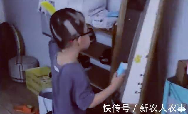 妈妈|江苏一小朋友火了,偷偷地在家里给自己理发,妈妈发现后瞬间崩溃