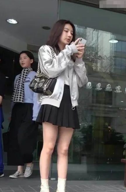  搭配|街拍：清新靓丽的时尚美女，阔腿牛仔裤潇洒帅气