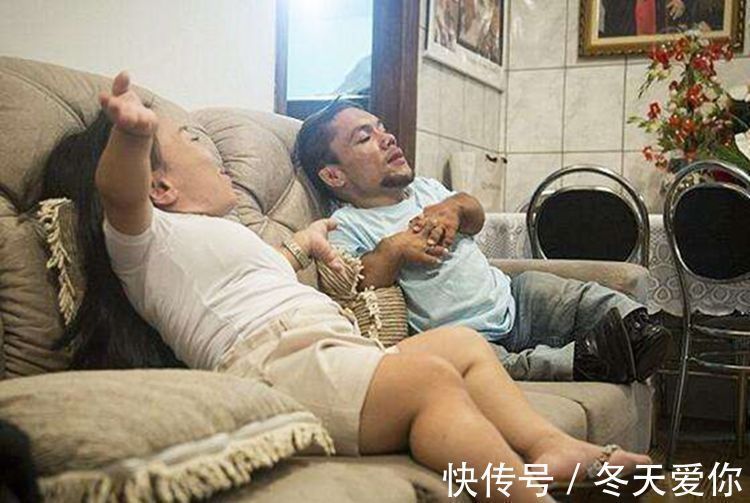 宝妈|“侏儒夫妻”不顾医生反对,一意孤行生下孩子,两年后被打回现实