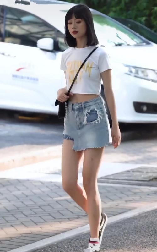 单穿牛仔裙只会很俗,学学她内搭一条牛仔裤,再显3cm更时髦