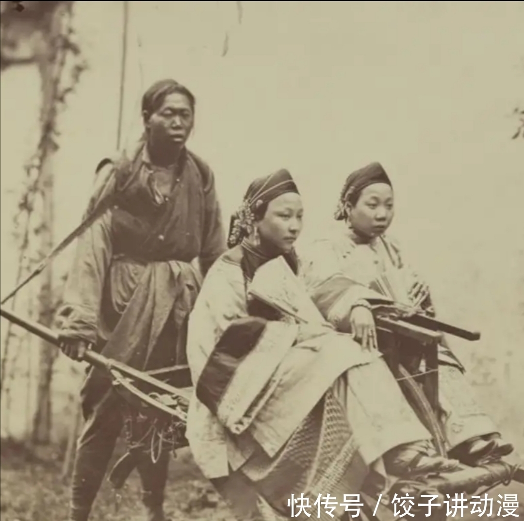 宫女|清末真实照片,差官手握巨型斩马剑,宫女准许离宫“满面春风”