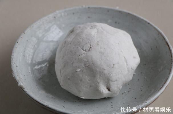 香甜|芋头做成的红糍粑,1块芋头1把糯米饭,软糯又香甜