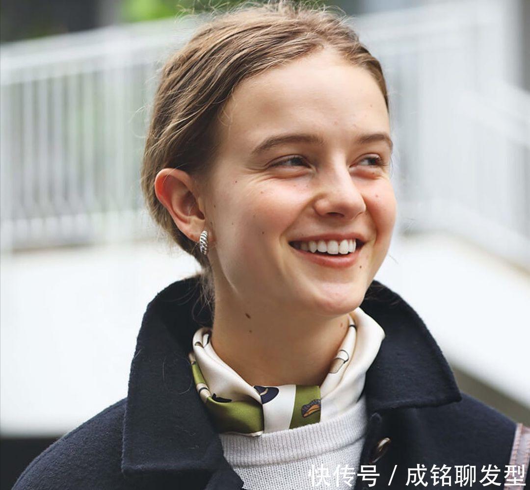 四十岁女性减龄搭配妙招,学会这四种围巾的系法,时髦高级又养眼