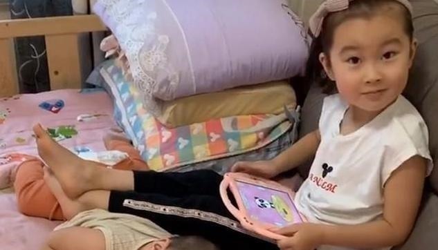 父母|弟弟想和姐姐一起玩,坐在房门口等姐姐醒,这姐弟俩相处得太好了