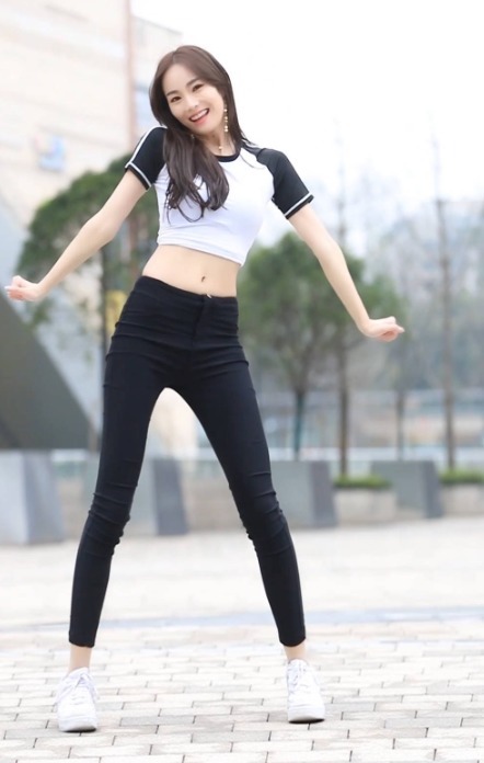 女人简约美才更有气质, 选择短打T恤+牛仔裤就够了, 回头率不会低