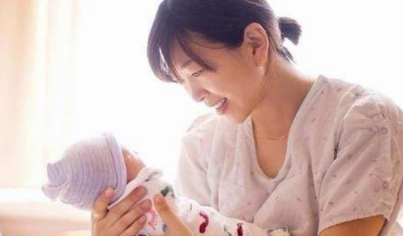 生娃|“最强产妇”火了,买菜路上当街分娩,生完娃后淡定抱娃拎菜回家