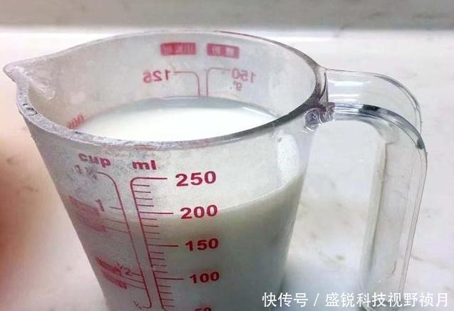 一碗面粉,两个鸡蛋,不用一滴水,5分钟教你做软香的“面包饼”!