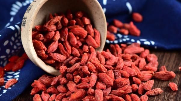 每晚睡觉前吃“5粒”枸杞,坚持20天,“3大”好处不请自来!