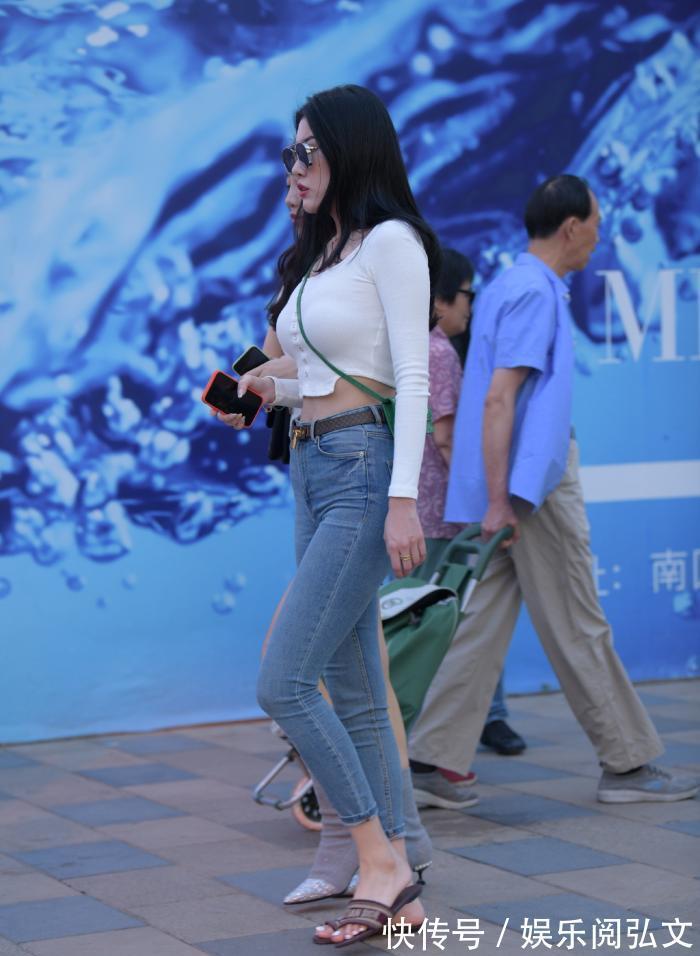 小姐姐|时尚又修身的牛仔裤,即使只搭简单的针织衫,照样时髦好看!