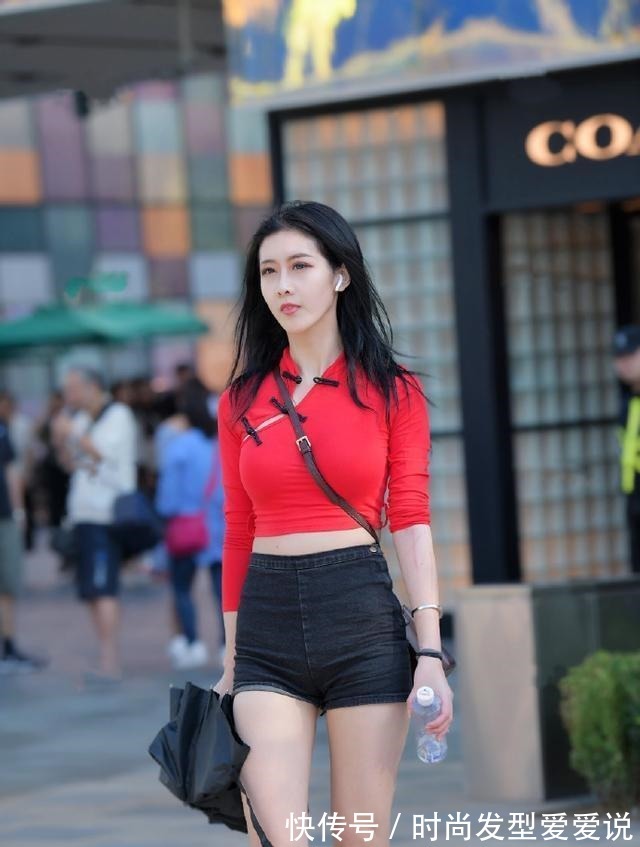 女孩 女孩如此穿搭，街头吸引路人的眼球，这就是传说中的魅力！