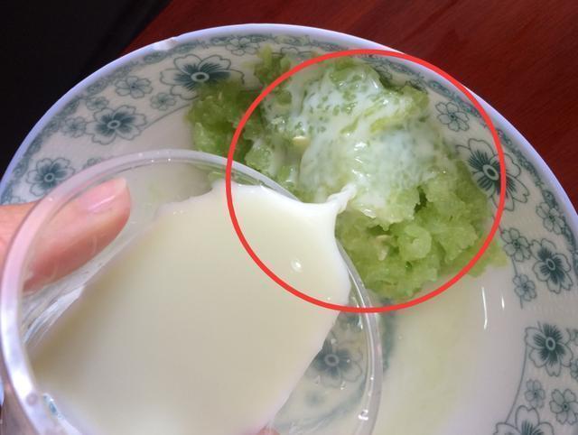 女人长眼袋细纹别慌,每天抹点厨房常见物品,抚平眼袋细纹显年轻