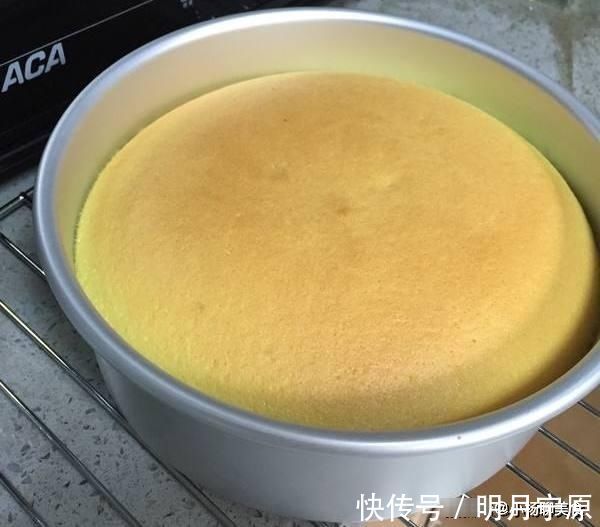 周末时间多,把酸奶放进电饭煲,自制酸奶蛋糕,酸甜软糯又营养!