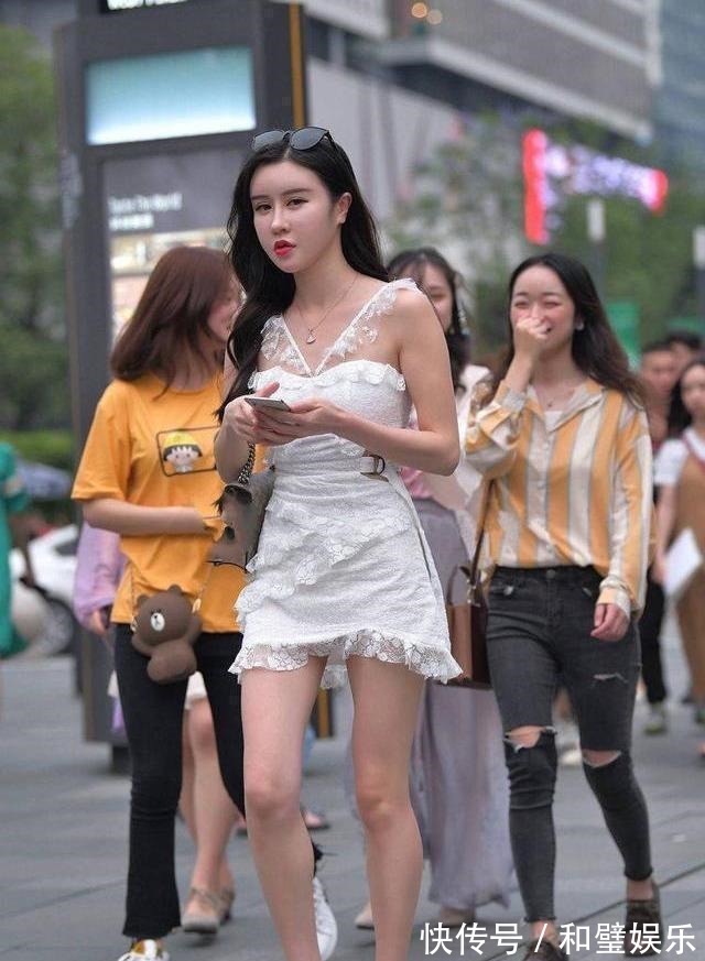 美女 白色蕾丝吊带裙穿出精致感，搭配白色尖头细跟鞋提升气质