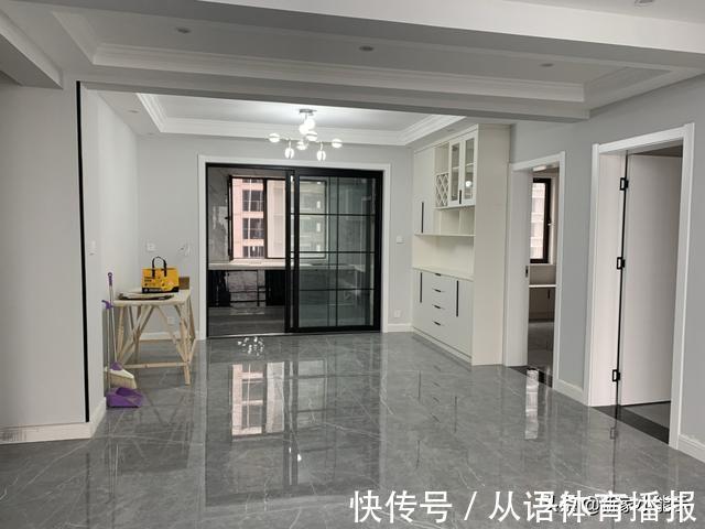 乳胶漆|她家装修花了12万，打造网红款电视墙，请木工师傅打柜子很喜欢
