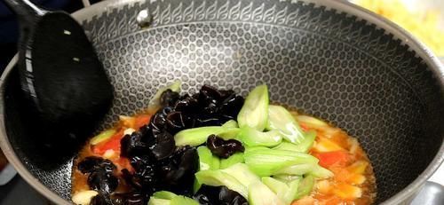 丝瓜皮|炒丝瓜时,记得不要直接下锅炒,多加这一步,丝瓜不发黑更有食欲