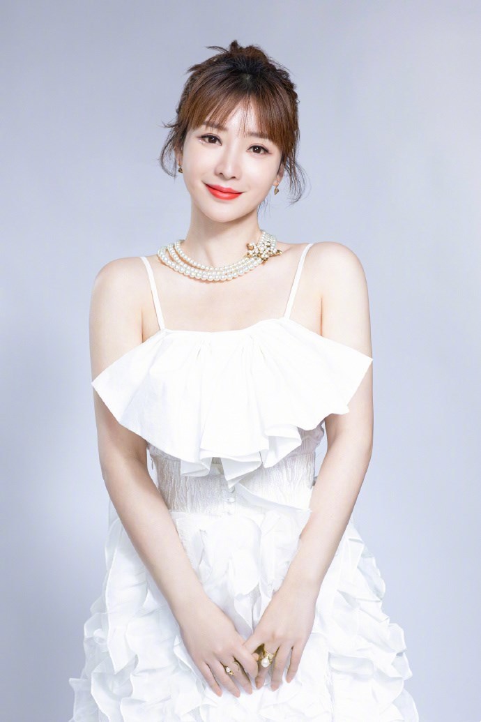 龚琳娜虽然气质高级, 但是化妆师挑的太失败, 穿白裙也不显嫩