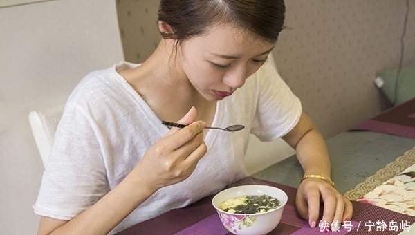 肠胃消化|为什么总是说吃饭吃到七分饱,就行了?吃太饱有什么影响吗?