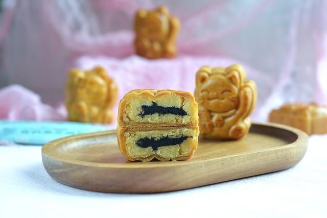 美味|黑芝麻酱绿豆沙月饼还真好吃，说啥也得试一试，歪打正着的美味